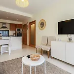 Charming Flat 10 Min Walk To Beach Апартаменти *