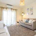 Апартаменти Charming Flat 10 Min Walk To Beach *